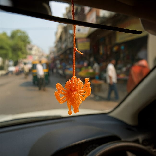 参上！！ハンギングハヌマーン ファイブフェイス 6 - インドではこんな感じで車にぶら下げて使われています