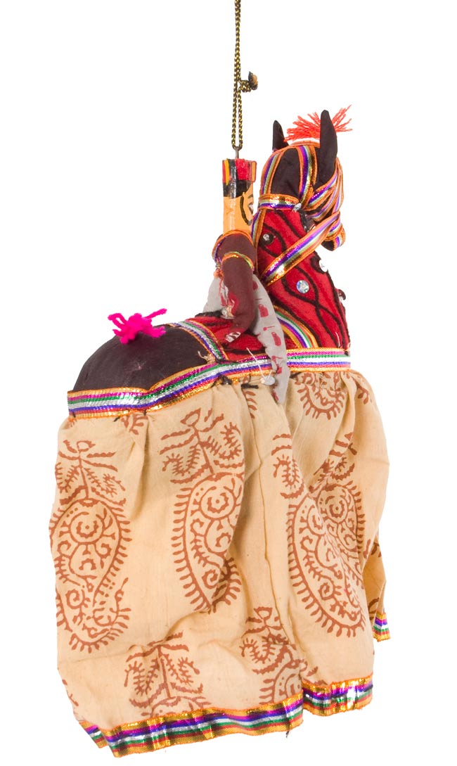 グジャラートの馬乗り人形 赤×ベージュ 2 - 角度を変えて撮ってみました。