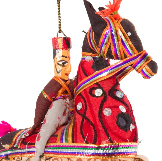 グジャラートの馬乗り人形 赤×ベージュ 3 - 馬に乗ってるインド人をアップにしてみました。眉間にはビンディーもありますよ!