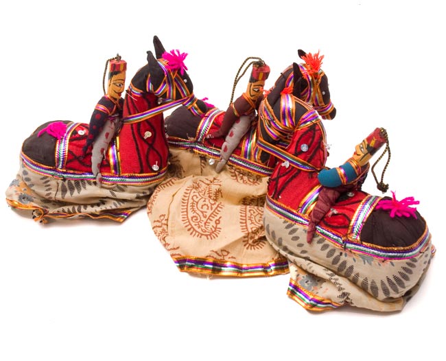 グジャラートの馬乗り人形 赤×ベージュ 4 - お色はこの中からお届けします。