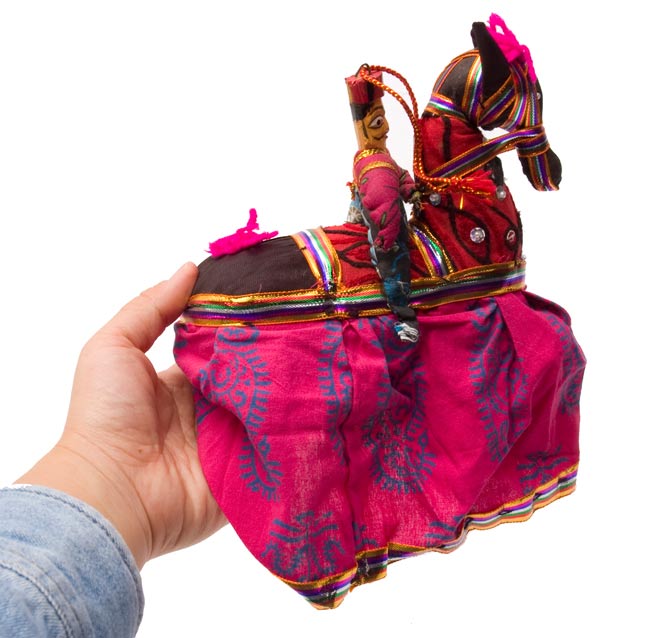 グジャラートの馬乗り人形 赤×ベージュ 5 - 手に持ってみました。大きさがわかりますね。