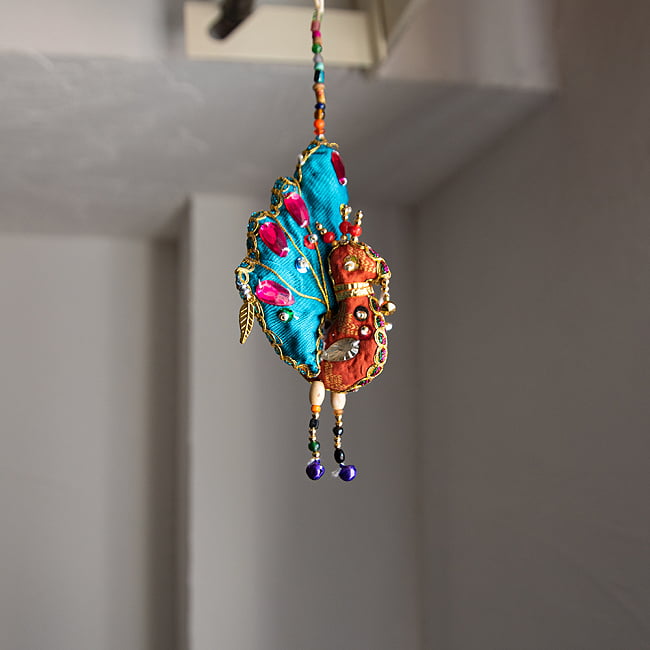 ラジャスタンのミニ孔雀　アソート 5 - 吊るす部分はビーズです。こちらは4：水色系です。