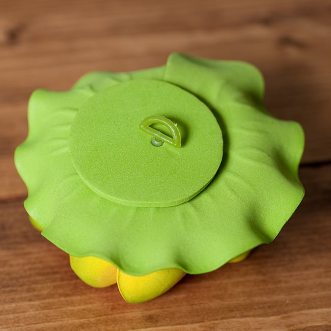 〔約9.5cm〕水に浮かぶ 睡蓮の造花 フローティングロータス - オレンジ 4 - 裏面になります。この穴に釣り糸などを通し先端にオモリを付ければ、流れのあるところでも固定することができます!