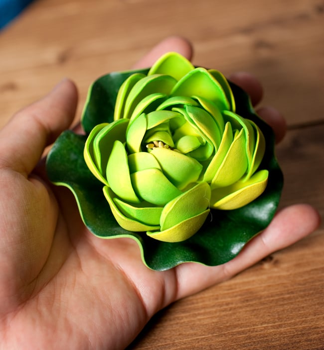〔約9.5cm〕水に浮かぶ 睡蓮の造花 フローティングロータス - 緑と黄色 5 - このくらいのサイズ感になります