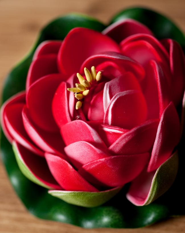 〔約9.5cm〕水に浮かぶ 睡蓮の造花 フローティングロータス - 朱色 2 - 拡大写真です。なかなかリアルな作りをしています。