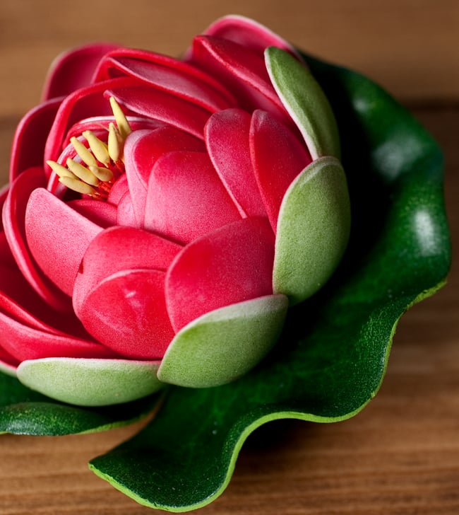 〔約9.5cm〕水に浮かぶ 睡蓮の造花 フローティングロータス - 朱色 3 - フチの写真です