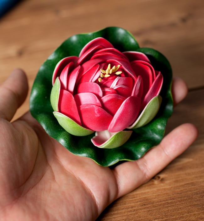 〔約9.5cm〕水に浮かぶ 睡蓮の造花 フローティングロータス - 朱色 5 - このくらいのサイズ感になります