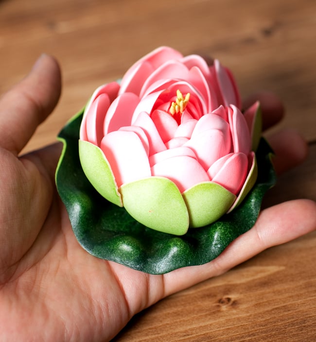 〔約9.5cm〕水に浮かぶ 睡蓮の造花 フローティングロータス - コーラルピンク 5 - このくらいのサイズ感になります