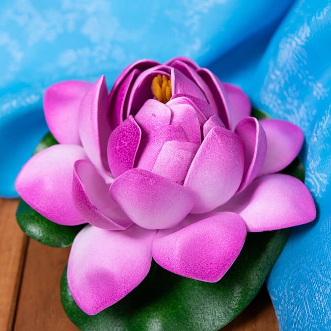 〔約9.5cm〕水に浮かぶ 睡蓮の造花 フローティングロータス - すみれ色 2 - 拡大写真です。なかなかリアルな作りをしています。