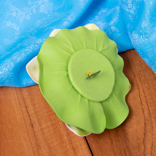 〔約9.5cm〕水に浮かぶ 睡蓮の造花 フローティングロータス - すみれ色 4 - 裏面になります。この穴に釣り糸などを通し先端にオモリを付ければ、流れのあるところでも固定することができます!