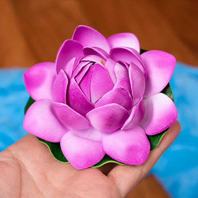 〔約9.5cm〕水に浮かぶ 睡蓮の造花 フローティングロータス - すみれ色 5 - このくらいのサイズ感になります