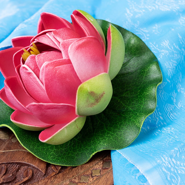 〔約9.5cm〕水に浮かぶ 睡蓮の造花 フローティングロータス - ローズレッド 3 - フチの写真です