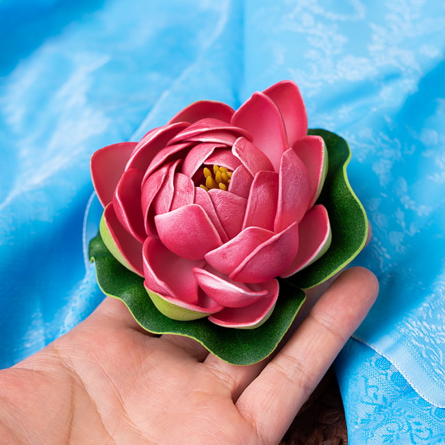 〔約9.5cm〕水に浮かぶ 睡蓮の造花 フローティングロータス - ローズレッド 5 - このくらいのサイズ感になります