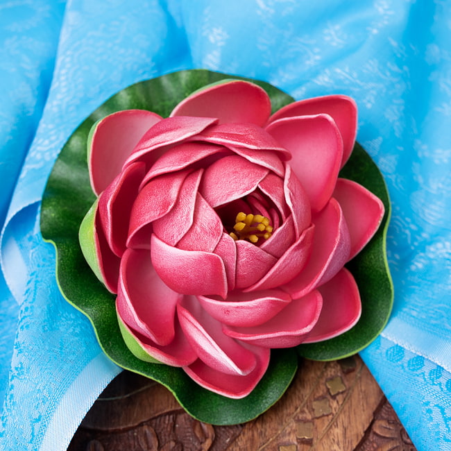 〔約9.5cm〕水に浮かぶ 睡蓮の造花 フローティングロータス - ローズレッドの写真1枚目です。全体写真です。こちらは水に浮かぶ蓮の華の造花です。人工水草,ロータス,蓮の花,造花,インテリア,水槽