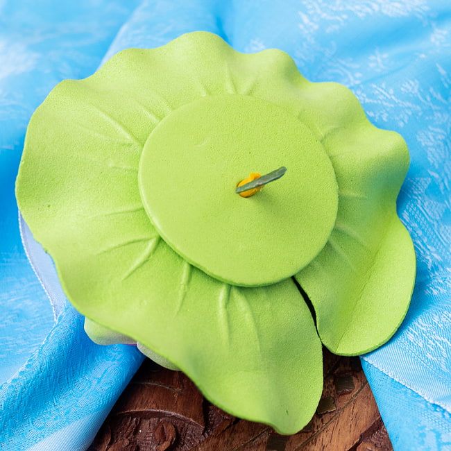 〔約9.5cm〕水に浮かぶ 睡蓮の造花 フローティングロータス - 赤紫 4 - 裏面になります。この穴に釣り糸などを通し先端にオモリを付ければ、流れのあるところでも固定することができます!