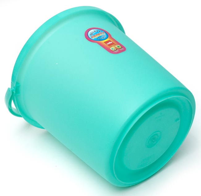 インドのトイレセット - バケツとハンドペール【薄グリーン】 3 - バケツの裏はこんな感じです