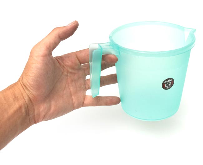 インドのトイレセット - バケツとハンドペール【薄グリーン】 5 - ハンドペールは手にちょうどフィットする大きさです
