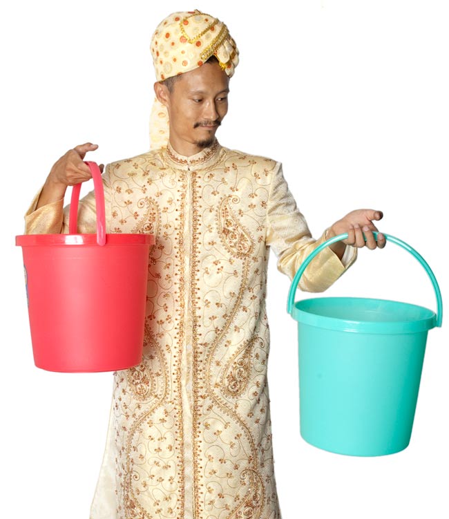 インドのトイレセット - バケツとハンドペール【薄グリーン】 7 - バケツの大きさはこんな感じ。