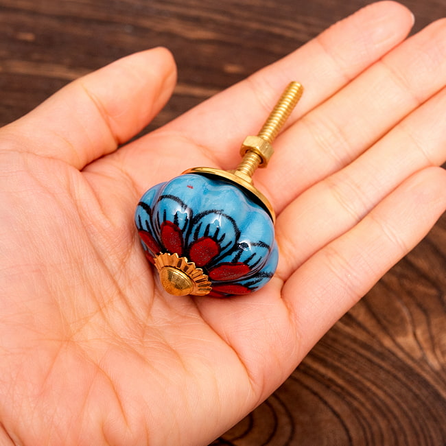 アジアンデザインの取っ手 陶器のプルノブ(ドアノブ)〔約3.5cm〕 4 - 手で持って撮影してみました。大体の大きさがお分かり頂けます
