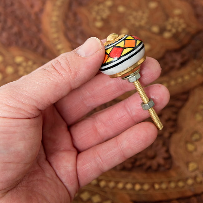 アジアンデザインの取っ手 陶器のプルノブ(ドアノブ)〔約3.5cm〕 4 - 手に取るとこれくらいの大きさです。