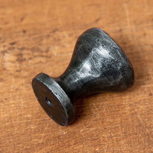 【4個セット】槌目仕上げ アイアンプルノブ ヴィンテージ調 直径2.4cm 6 - 角度を変えてみてみました。
