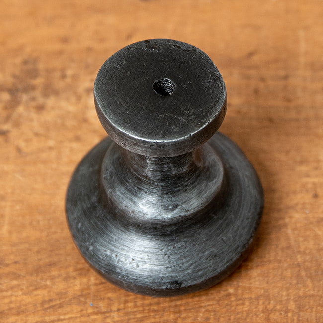 【20個セット】槌目仕上げ アイアンプルノブ ヴィンテージ調 直径4cm 7 - ネジ穴部分の様子です。