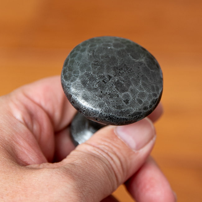 【10個セット】槌目仕上げ アイアンプルノブ ヴィンテージ調 直径4cm 5 - 大胆なハンマーフィニッシュ。