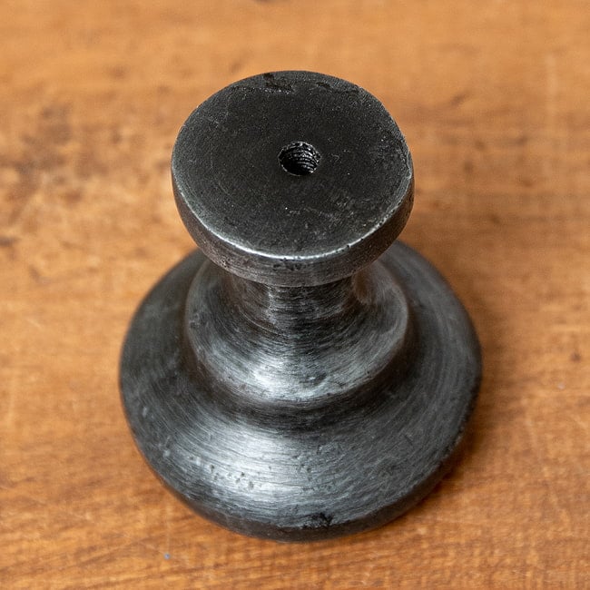 【10個セット】槌目仕上げ アイアンプルノブ ヴィンテージ調 直径4cm 7 - ネジ穴部分の様子です。