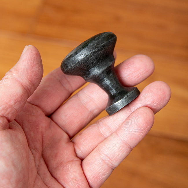 【10個セット】槌目仕上げ アイアンプルノブ ヴィンテージ調 直径4cm 9 - 手に取るとこれくらいのサイズ感です。
