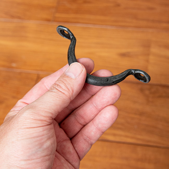 【20個セット】アイアン ドアハンドル ヴィンテージ調 ブリッジ型 幅9.5cm 7 - 手に取るとこれくらいのサイズ感です。