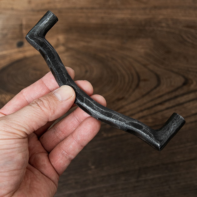 【4個セット】槌目仕上げ アイアンドアハンドル ヴィンテージ調 幅15cm 8 - 手に取るとこれくらいのサイズ感です。