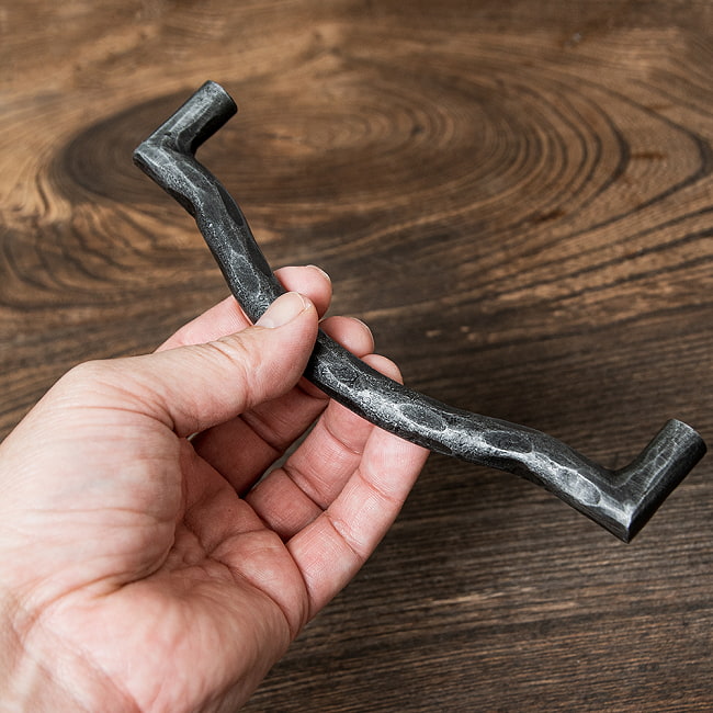 【4個セット】槌目仕上げ アイアンドアハンドル ヴィンテージ調 幅17cm 7 - 手に取るとこれくらいのサイズ感です。