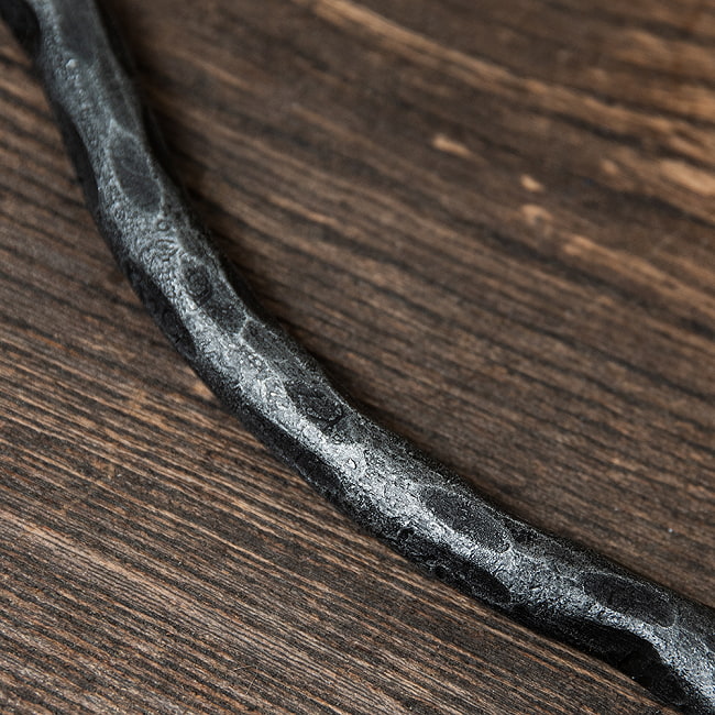 【10個セット】槌目仕上げ アイアンドアハンドル ヴィンテージ調 幅17cm 4 - 大胆なハンマーフィニッシュ。