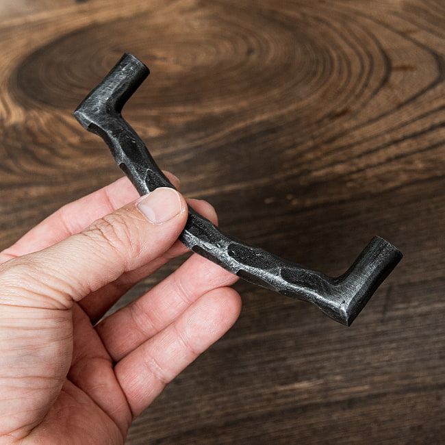 【4個セット】槌目仕上げ アイアンドアハンドル ヴィンテージ調 幅12.5cm 7 - 手に取るとこれくらいのサイズ感です。