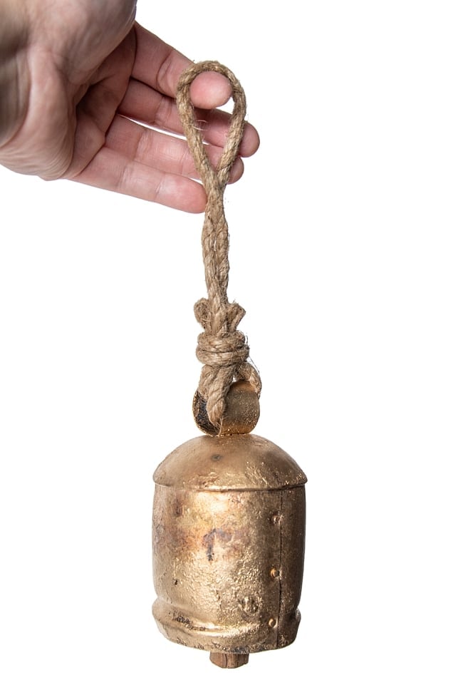 ドアチャイムなどへ！手作りのやさしい音色 インドの銅製カウベル-【7cm*12cm】 5 - 手に取るとこれくらいの大きさです。ドアベルなどにどうぞ。