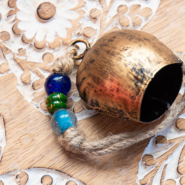 ドアチャイムなどへ！手作りのやさしい音色 インドの銅仕上げカウベル　ハンギング - ゴールドシングルベル〔約19cm〕 10 - ビーズのデザインや配色には若干の個体差があります。