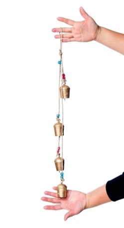 ドアチャイムなどへ！手作りのやさしい音色 インドの銅仕上げカウベル　ハンギング - ゴールド4連ベル〔約60cm〕 - サブ2