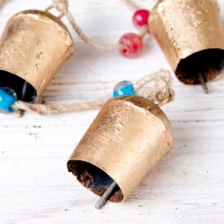 ドアチャイムなどへ！手作りのやさしい音色 インドの銅仕上げカウベル　ハンギング - ゴールド4連ベル〔約60cm〕 - サブ4