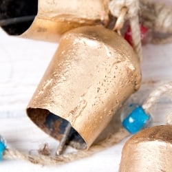 ドアチャイムなどへ！手作りのやさしい音色 インドの銅仕上げカウベル　ハンギング - ゴールド4連ベル〔約60cm〕 - サブ5