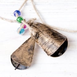 ドアチャイムなどへ！手作りのやさしい音色 インドの銅仕上げカウベル　ハンギング - ゴールド5連貝風ベル〔約75cm〕 - サブ4