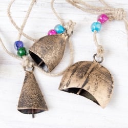 ドアチャイムなどへ！手作りのやさしい音色 インドの銅仕上げカウベル　ハンギング - ゴールド5連貝風ベル〔約75cm〕 - サブ5