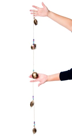 ドアチャイムなどへ！手作りのやさしい音色 インドの銅仕上げカウベル　ハンギング - ゴールド5連ベル〔約87-110cm〕 - サブ2