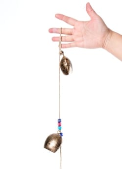 ドアチャイムなどへ！手作りのやさしい音色 インドの銅仕上げカウベル　ハンギング - ゴールド5連ベル〔約87-110cm〕 - サブ3