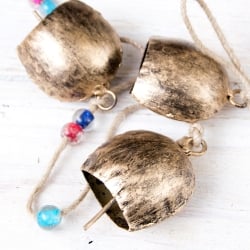 ドアチャイムなどへ！手作りのやさしい音色 インドの銅仕上げカウベル　ハンギング - ゴールド5連ベル〔約87-110cm〕 - サブ4