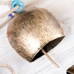 ドアチャイムなどへ！手作りのやさしい音色 インドの銅仕上げカウベル　ハンギング - ゴールド5連ベル〔約87-110cm〕 - サブ5