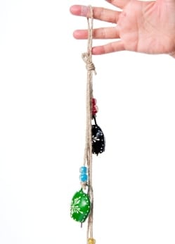 ドアチャイムなどへ！手作りのやさしい音色 インドの銅仕上げカウベル　ハンギング - カラフル5連ベル〔約70cm〕 - サブ3