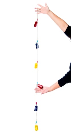 ドアチャイムなどへ！手作りのやさしい音色 インドの銅仕上げカウベル　ハンギング - カラフル6連ベル〔約98cm〕 - サブ2