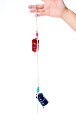 ドアチャイムなどへ！手作りのやさしい音色 インドの銅仕上げカウベル　ハンギング - カラフル6連ベル〔約98cm〕 - サブ3