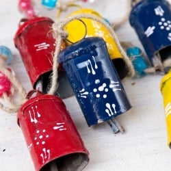 ドアチャイムなどへ！手作りのやさしい音色 インドの銅仕上げカウベル　ハンギング - カラフル6連ベル〔約98cm〕 - サブ5