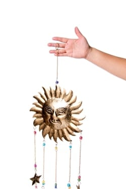 ドアチャイムなどへ！手作りのやさしい音色 インドの銅仕上げベル付きハンギング - 天体スーリャ〔約80cm〕 - サブ3